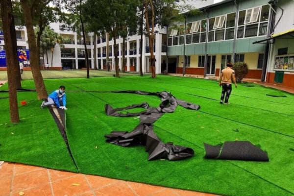 Thi công trải cỏ nhân tạo tại sân trường học